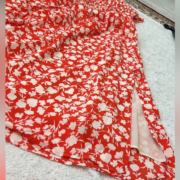 NWT Smocked Dress with side slit in beautiful floral pattern. - Picture 6 of 8